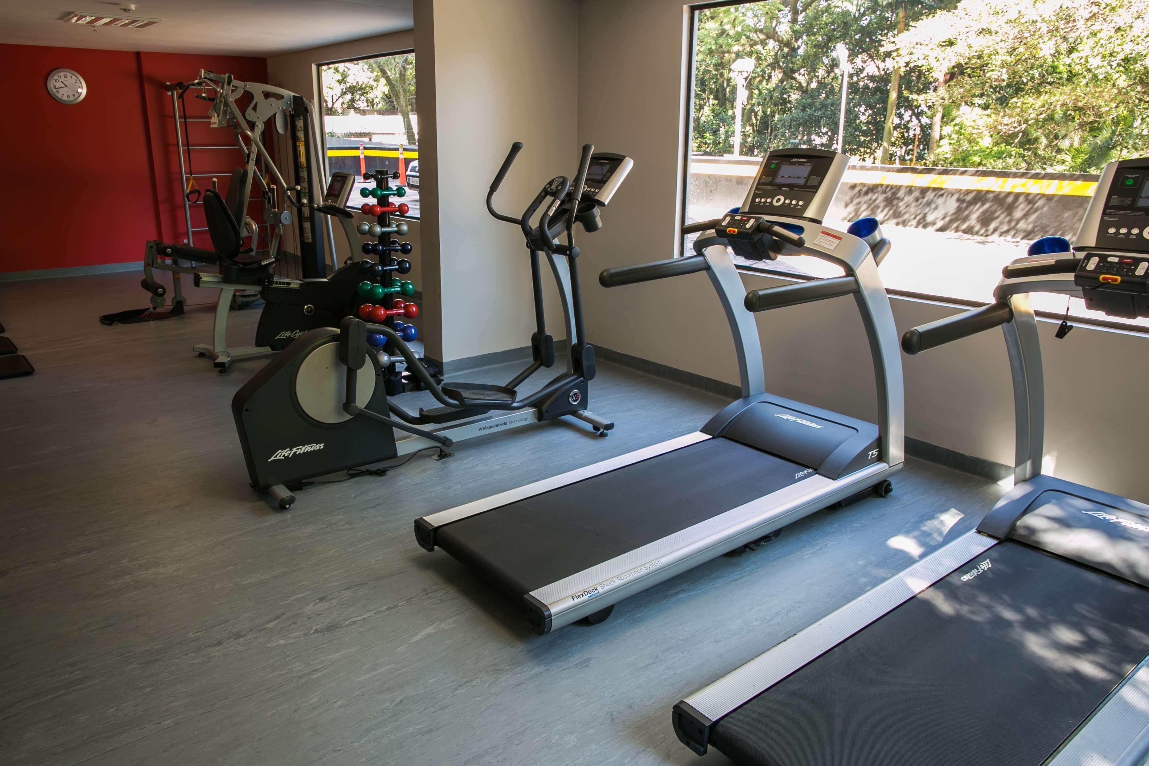阿雷格里港丽筠酒店 外观 照片 A gym at the University of New England