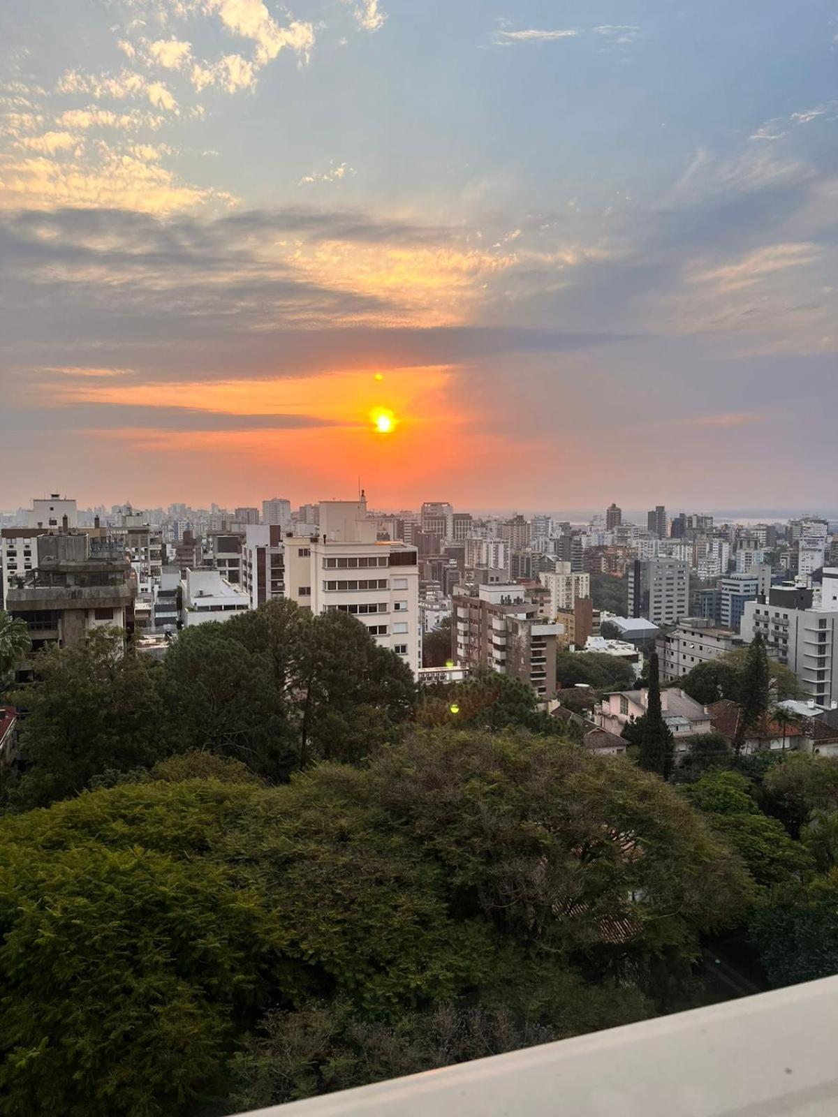 阿雷格里港丽筠酒店 外观 照片 Sunset over the city