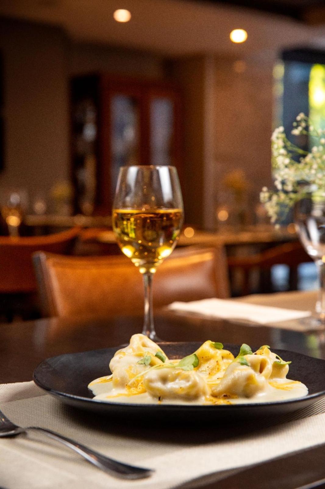 阿雷格里港丽筠酒店 外观 照片 A glass of white wine