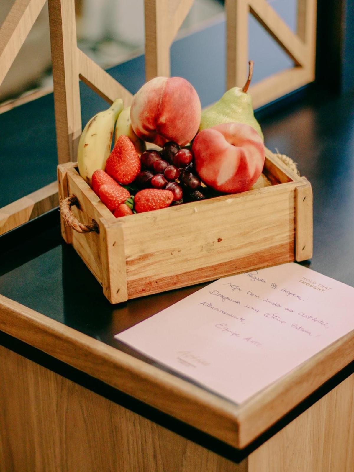 阿雷格里港丽筠酒店 外观 照片 Fruit and menu at a restaurant